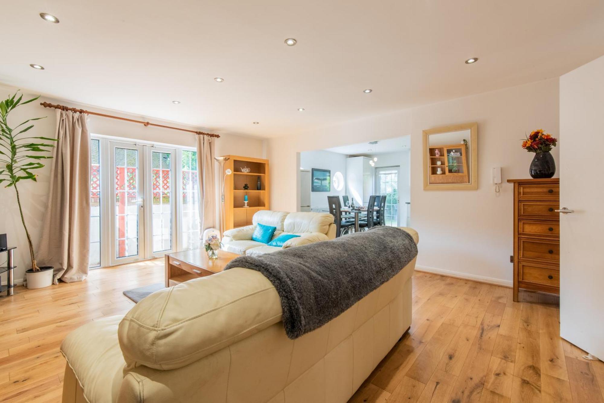 London Stratford - Spacious 2 Bed Flat With Secured Parking & Private Garden Ngoại thất bức ảnh