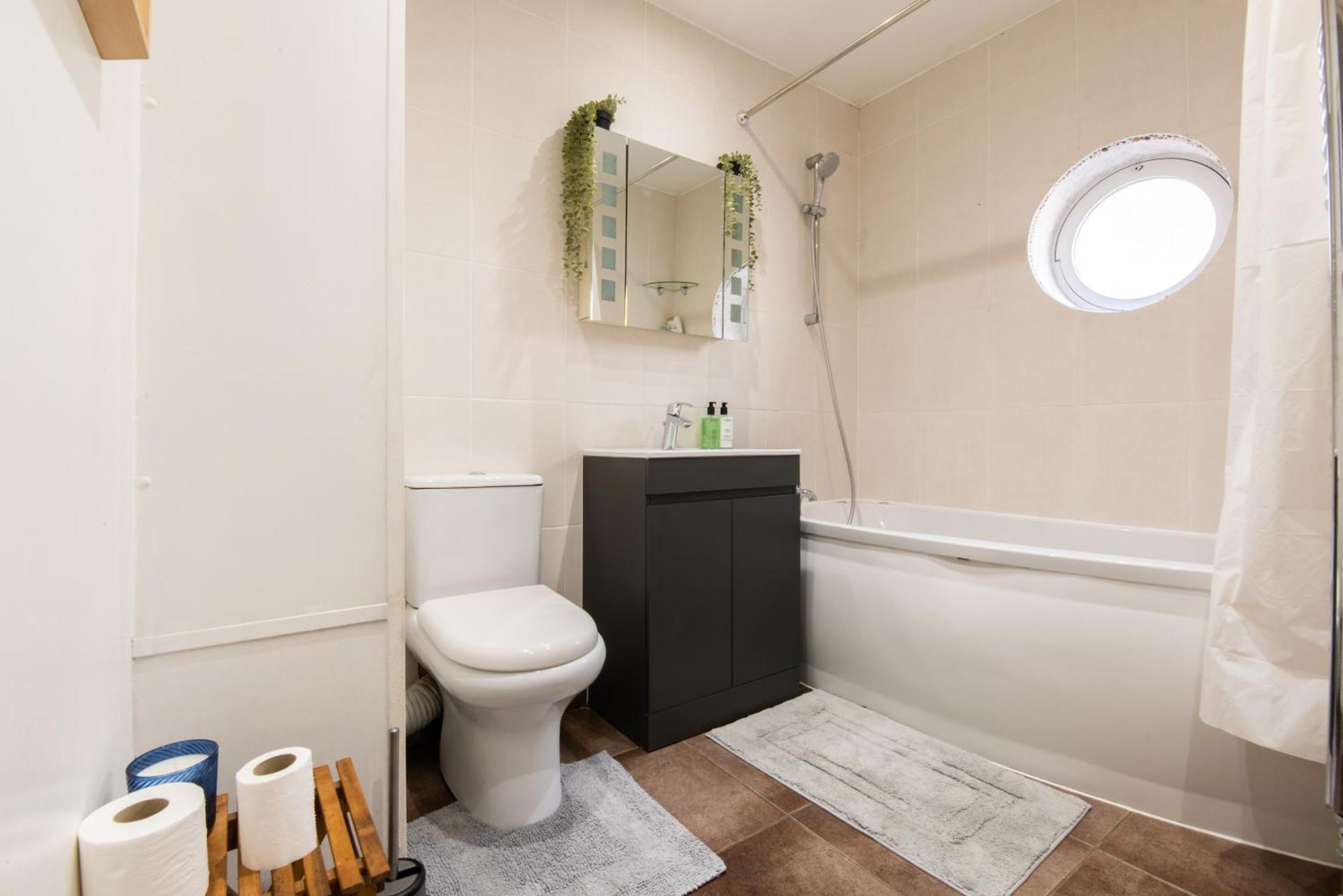 London Stratford - Spacious 2 Bed Flat With Secured Parking & Private Garden Ngoại thất bức ảnh